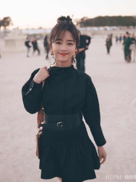 谭松韵太有少女感!沉闷的黑色连衣裙在她身上竟然穿出了满屏少女感