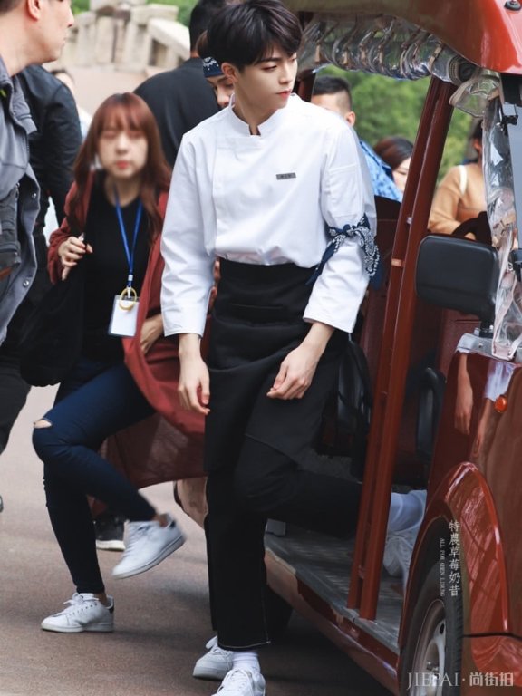 ninepercent成员上班，穿厨师服配方巾，潮得飞起！