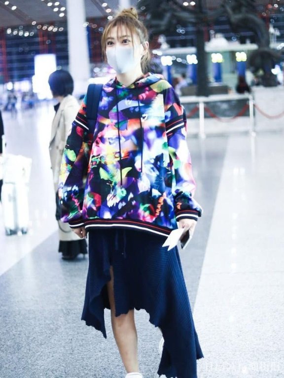 应采儿机场街拍 少女感爆棚