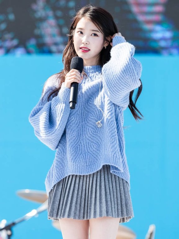 IU李知恩穿毛衣配百褶裙甜到炸!
