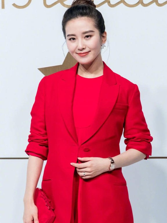 刘诗诗“闭关”四月后穿红色西装裙亮相,身材圆润女人味十足