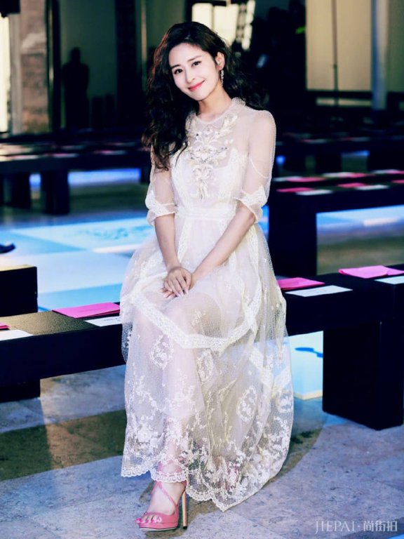 颖儿穿白纱裙太美,端庄堪比林心如,少女感也不输紫宁!