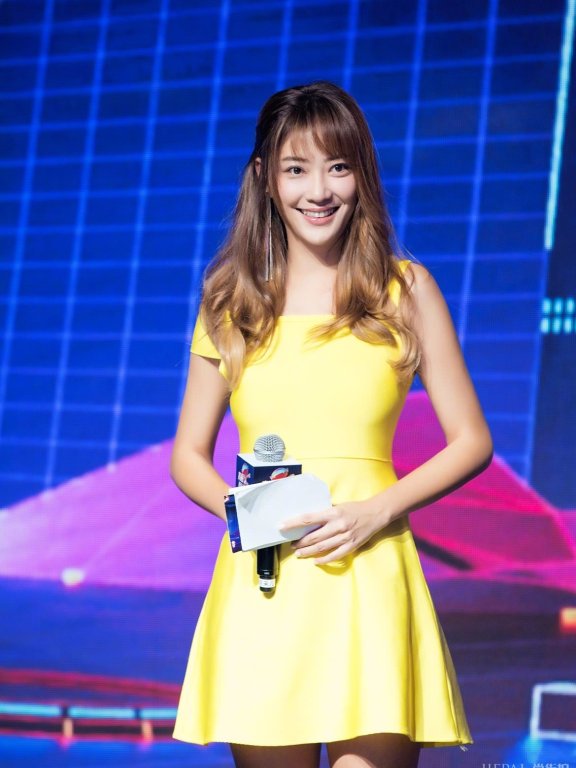 谢娜携妻子团登台表演 颖儿瘦出锁骨应采儿超活力