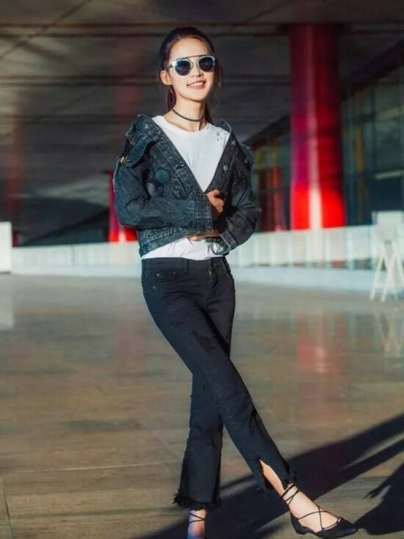 李沁性感蕾丝裙搭配帅气西装,网友:刚中带柔,真会穿!