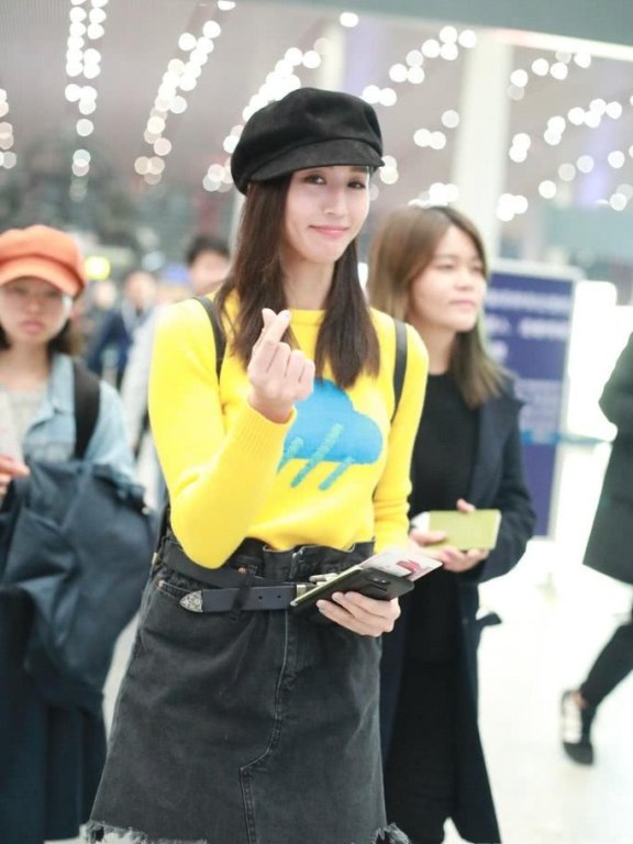 张钧甯改走少女路线了？穿黄毛衣，简直嫩炸了