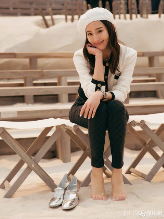 张钧甯白色西服搭配休闲裤,秒变18岁少女