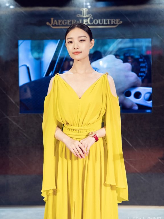 30岁倪妮气质感真好,编发造型西服搭配格子裙穿搭,少女感爆棚