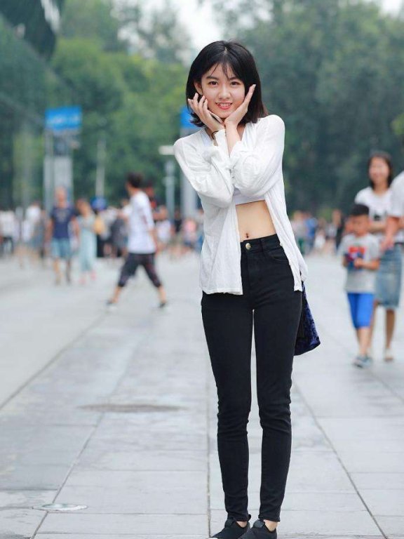 国内街拍: 回眸一笑生千媚, 虎牙小美女超可爱, 让人心都融化了