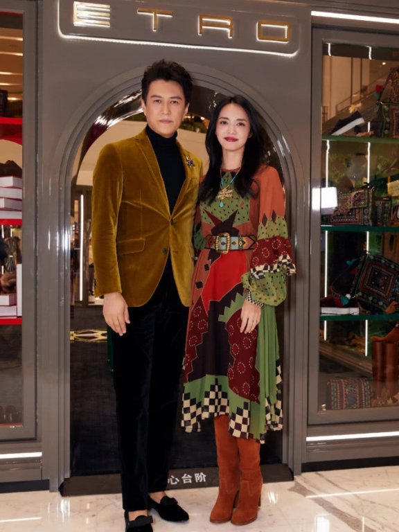 刘嘉玲与姚晨撞衫,同一条长裙,只凭一根围巾看出差距