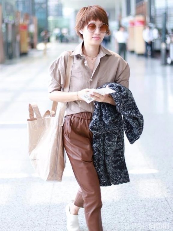 马伊琍穿旧衣，同套搭配换个发型更有气场