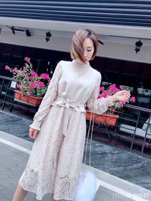 能驾驭蕾丝裙的女人才算有女人味!温柔细腻+层次感成为今年秋冬爆款典范