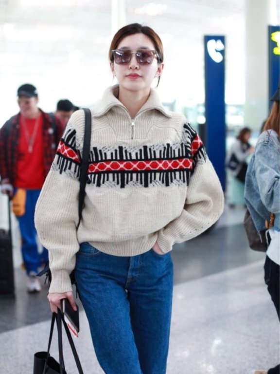 江疏影现身机场，爱穿“针织衫”美丽挡不住