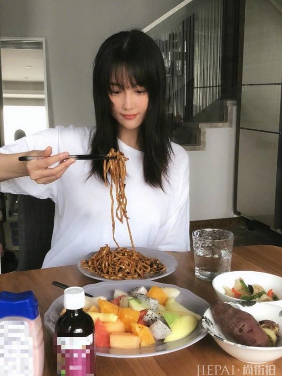 张馨予新发型乖巧似学生妹 升级人妻后颜值更高了