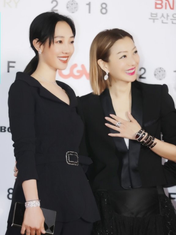 白百何开叉裤装又帅又美 携《八个女人一台戏》现身釜山电影节