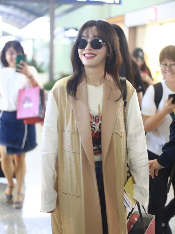 秦岚机场街拍 拼接风衣大步走却暴露腿部亮点