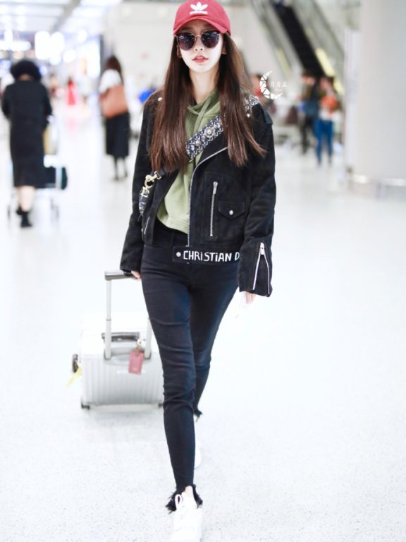Angelababy最新机场街拍 穿烂脚裤配绿色卫衣似少女