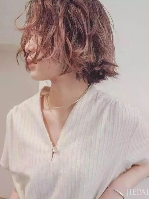 短发尴尬期?那就试试这4款发型！