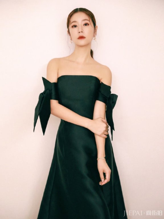 林心如气质爆棚 大红大绿的衣服轻松驾驭