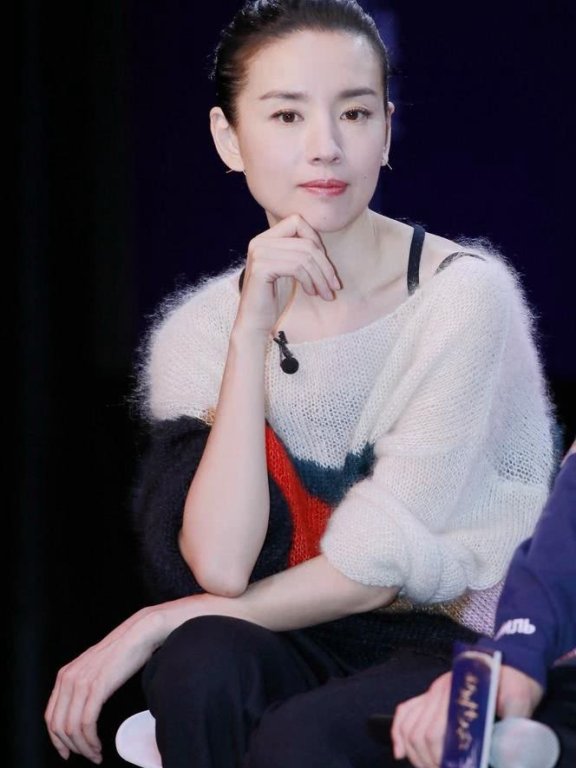 董洁剪刘海至少减龄20岁,扎低马尾穿百褶裙,少女感惊艳!