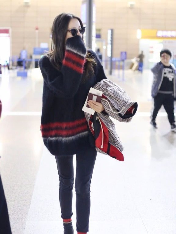 迪丽热巴真贴心,出门都不忘给鞋穿上袜子保暖,真不愧是女神!