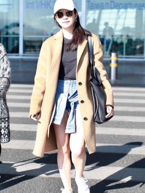 陈妍希驼色大衣配超短裤,当看到她露出的腿后我无语了