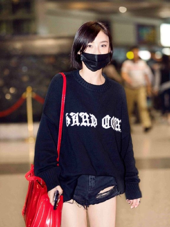 袁姗姗机场街拍，针织衫配短裤性感又甜美