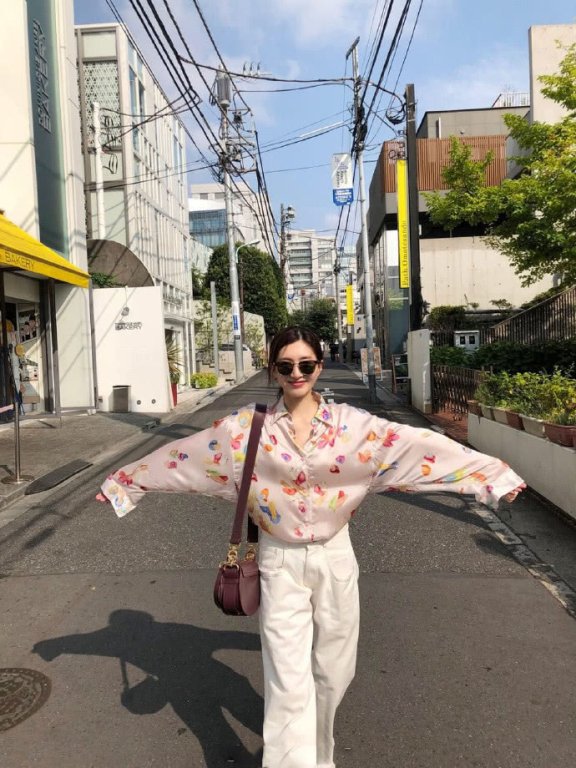 江疏影巴黎街拍，穿粉毛衣少女感十足，年轻10岁