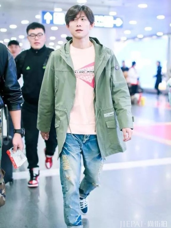 张一山机场街拍现新造型 头发拉直后大变样，四六分发型又痞又坏