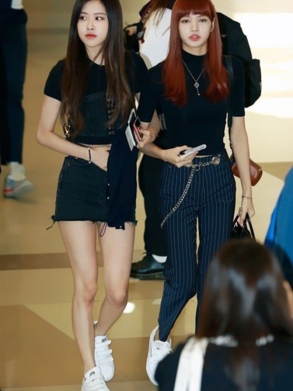 BLACKPINK全团反季穿搭,羽绒服也遮不住小姐姐S型身材