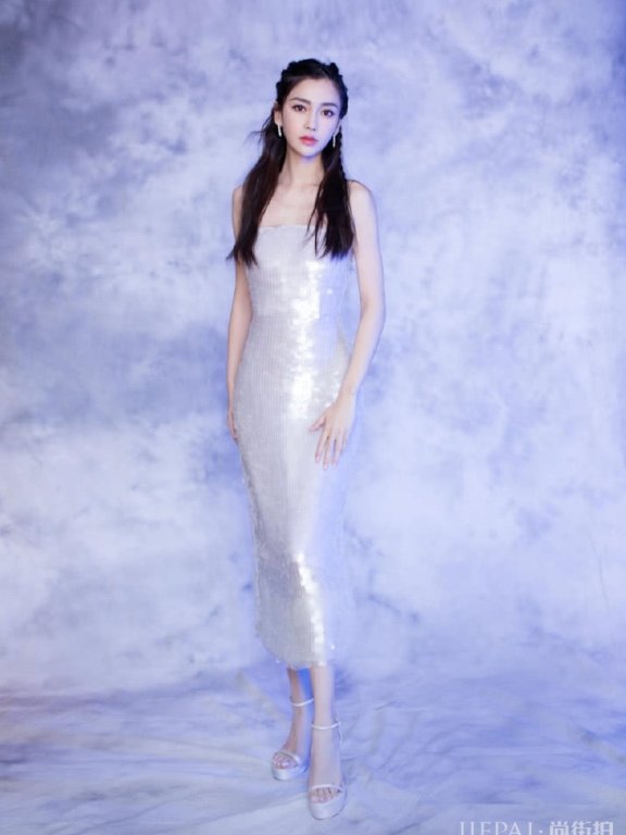 杨颖只是凹了一款造型,女神秒变时尚辣妈