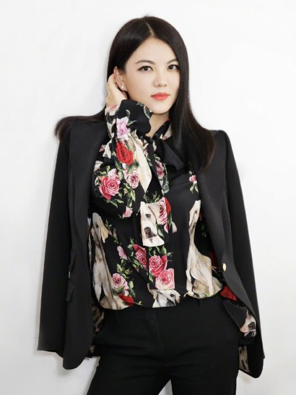 李湘近照又美了,微胖身材也把印花单品穿得格外好看