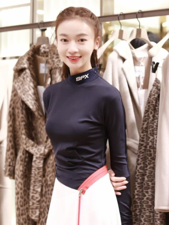 吴谨言衣品大胆  穿件“潜水服”就上台