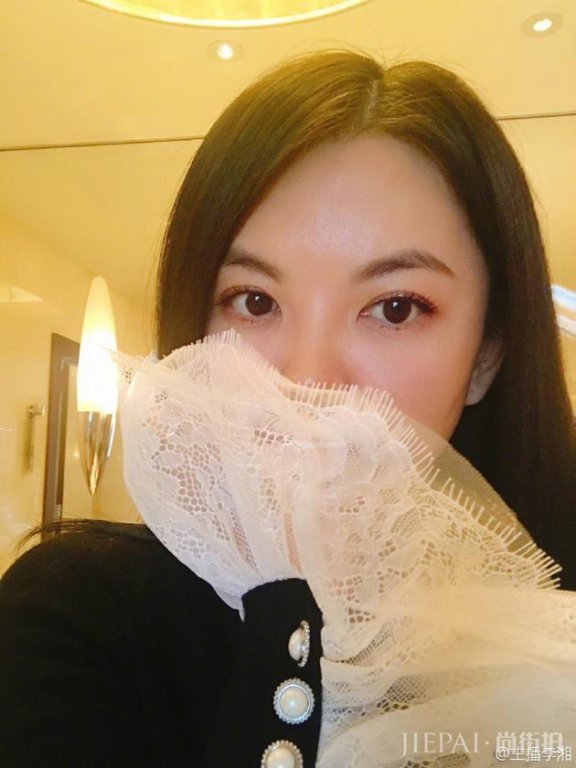 李湘懒理王岳伦酒店风波 晒自拍皮肤娇嫩气色好