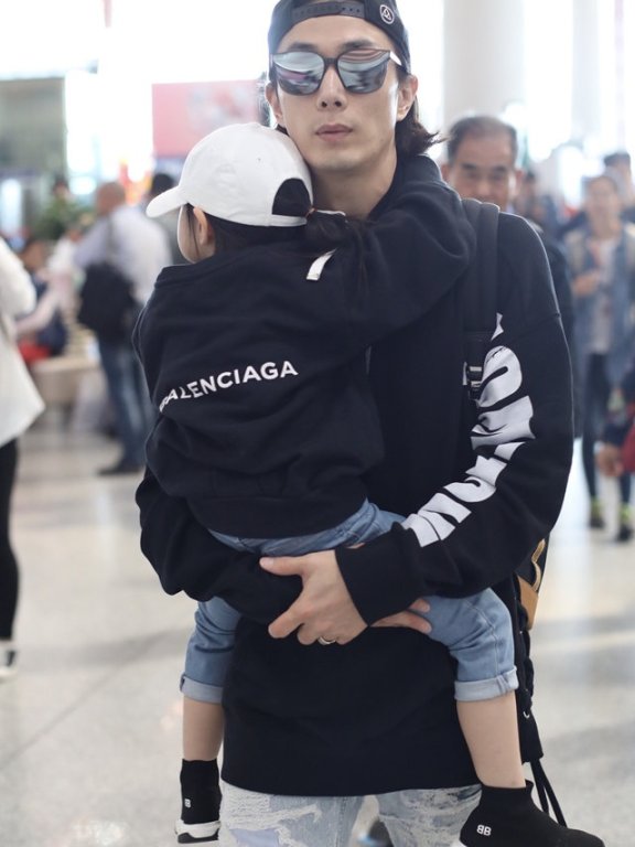 李承铉带女儿现身机场,lucky身上穿的衣服亮了