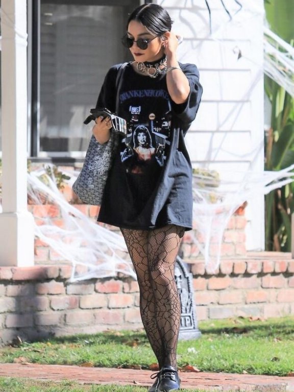 女星凡妮莎·哈金斯优雅现身洛杉矶街头，她的鞋底真是太高了