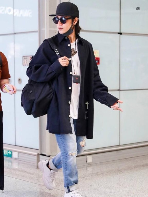 陈坤街拍 半扎丸子头雌雄莫辨，全靠颜值来撑