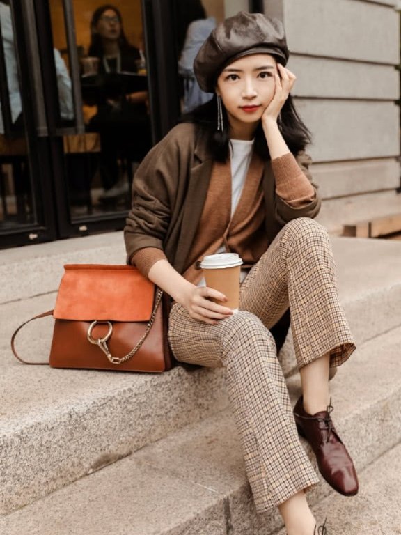 时尚博主教你个子160左右女生日常穿搭指南,用贝雷帽和卡其色风衣穿出时尚优雅