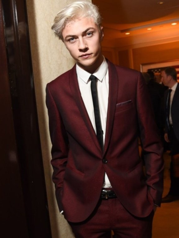 16岁就一炮而红的史上最帅男模,18岁当爹堪称人生赢家