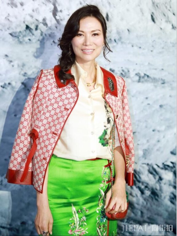 49岁邓文迪分手后参加活动 网友:显老啊,59岁差不多