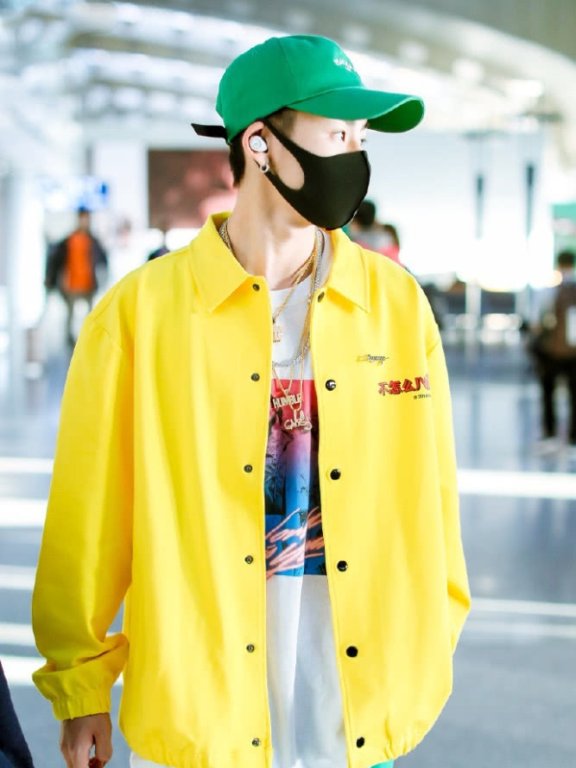 王琳凯机场街拍 穿黄外套搭配绿色裤子和帽子，嘻哈风十足