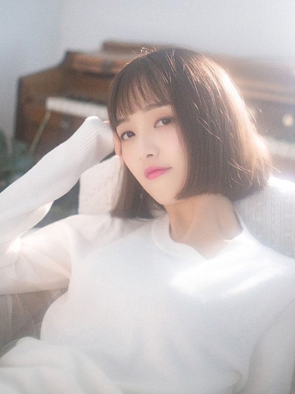 一组漂亮白嫩美女慵懒写真风格图片