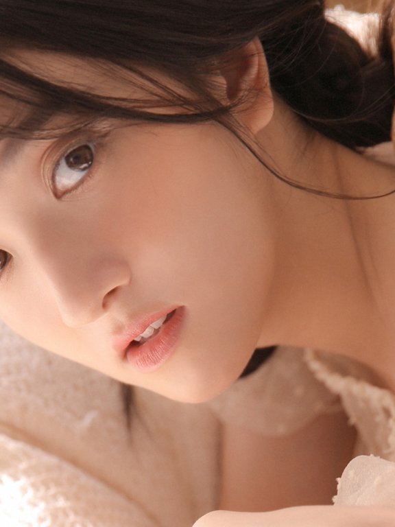 穿着白纱的清纯美女尤物写真欣赏