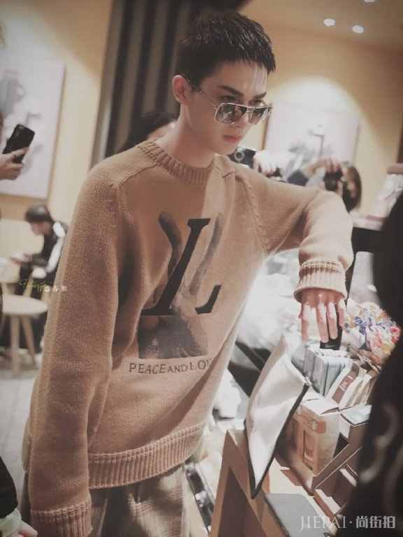 朱正廷丢掉偶像包袱, 不戴帽子露寸头,美男变硬汉