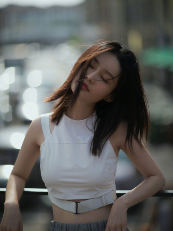 李沁开始秀性感,米兰街头穿背心秀1尺8的腰,这也太撩人了