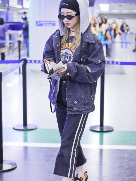 孟美岐机场街拍 穿100多元黑T恤未P照居然能白到发光