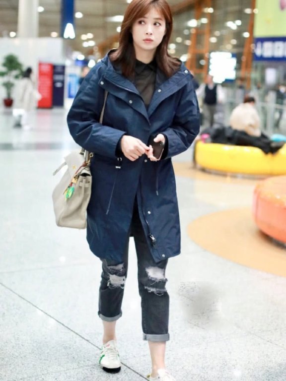 蒋欣现身机场,穿藏青色风衣没有亮点,但仅靠刘海就嫩回到20岁了