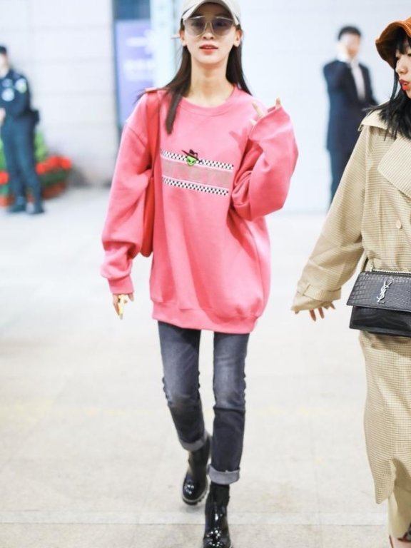 吴谨言瘦成纸片人衣服都撑不起来 锁骨超抢镜