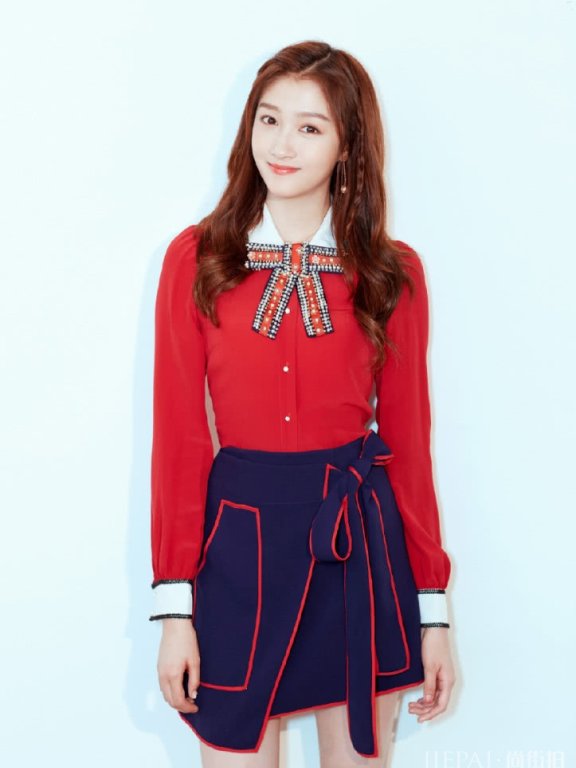 173cm的关晓彤颜值高,红装配油发也能轻松驾驭