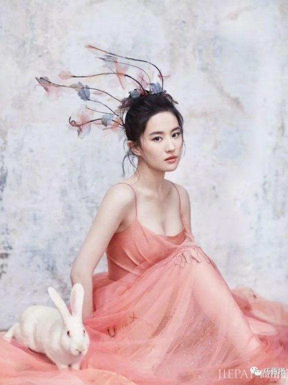 刘亦菲衣品真好,长腿惹人注目,越来越漂亮