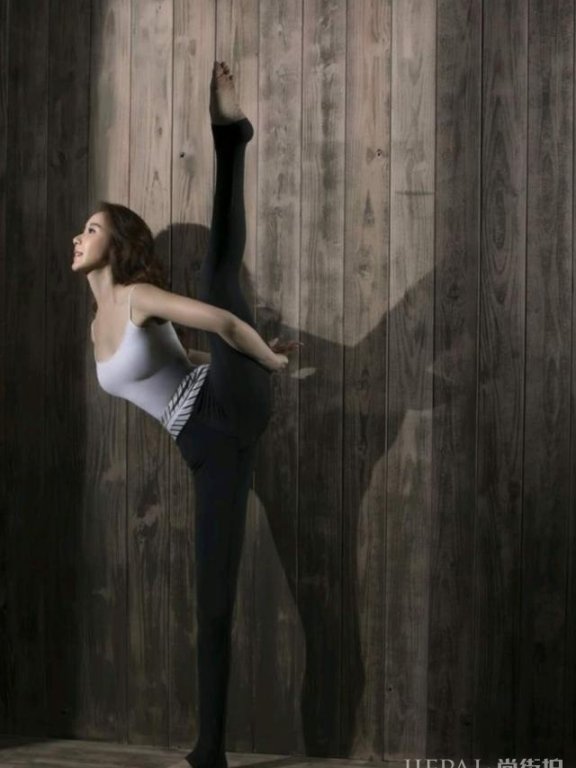 50岁萧蔷表演高难度一字马动作 美腿被折成90°直角